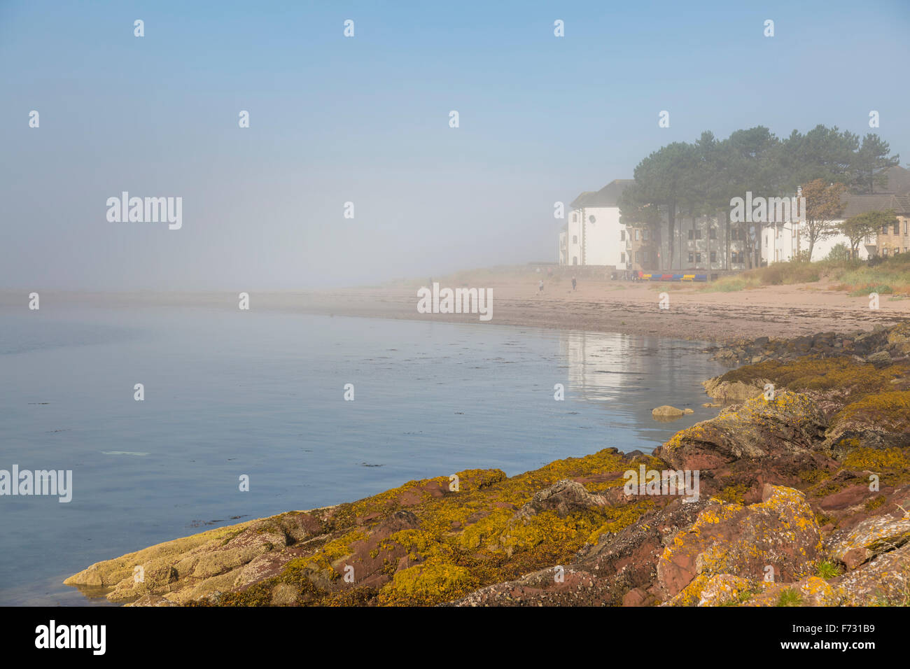 Häuser am Meer im Nebel Stockfoto