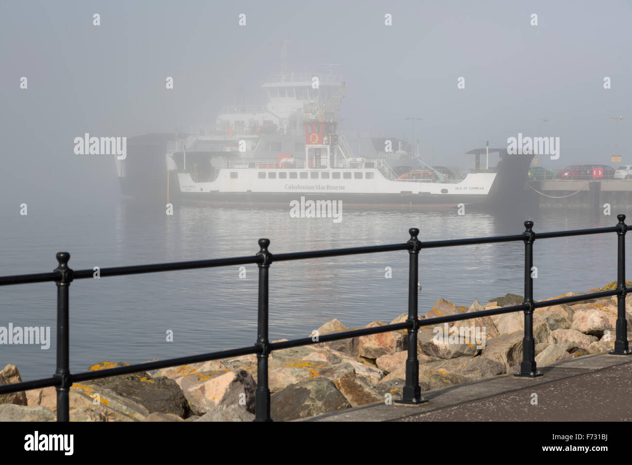 Caledonian MacBrayne Ferries wurde im Hafen von Largs am Firth of Clyde in North Ayrshire wegen Nebel, Großbritannien, gebunden Stockfoto