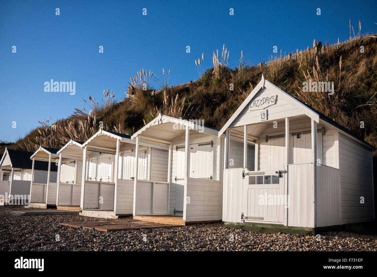 Reihe der weißen Badehäuschen am Strand in Bexhill-on-Sea, East Sussex, England, Großbritannien Stockfoto