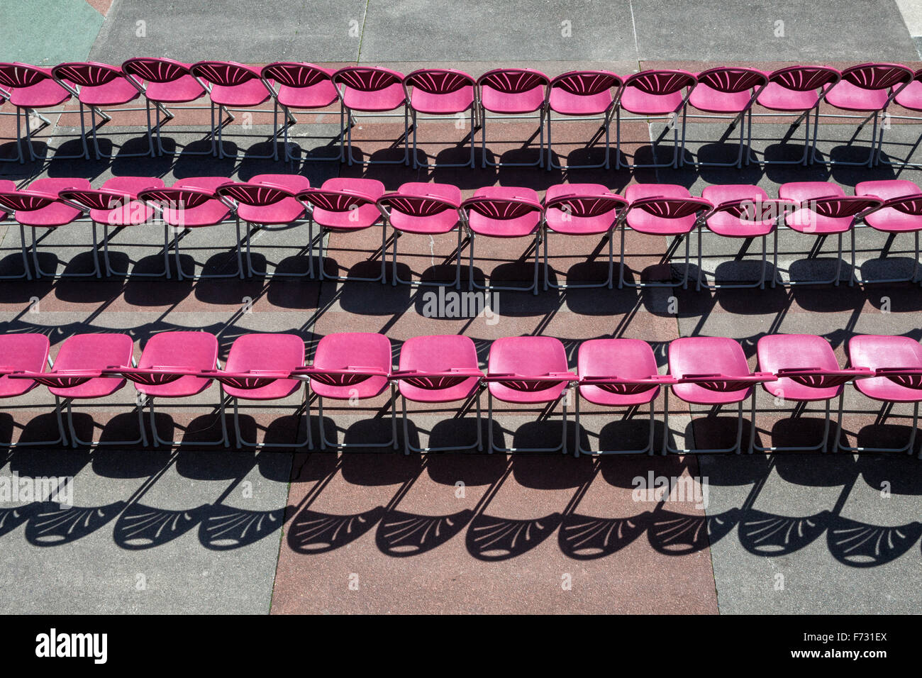 Reihen von leeren Stühle in der Sonne in Eastbourne Musikpavillon, Eastbourne, East Sussex, England, Großbritannien Stockfoto