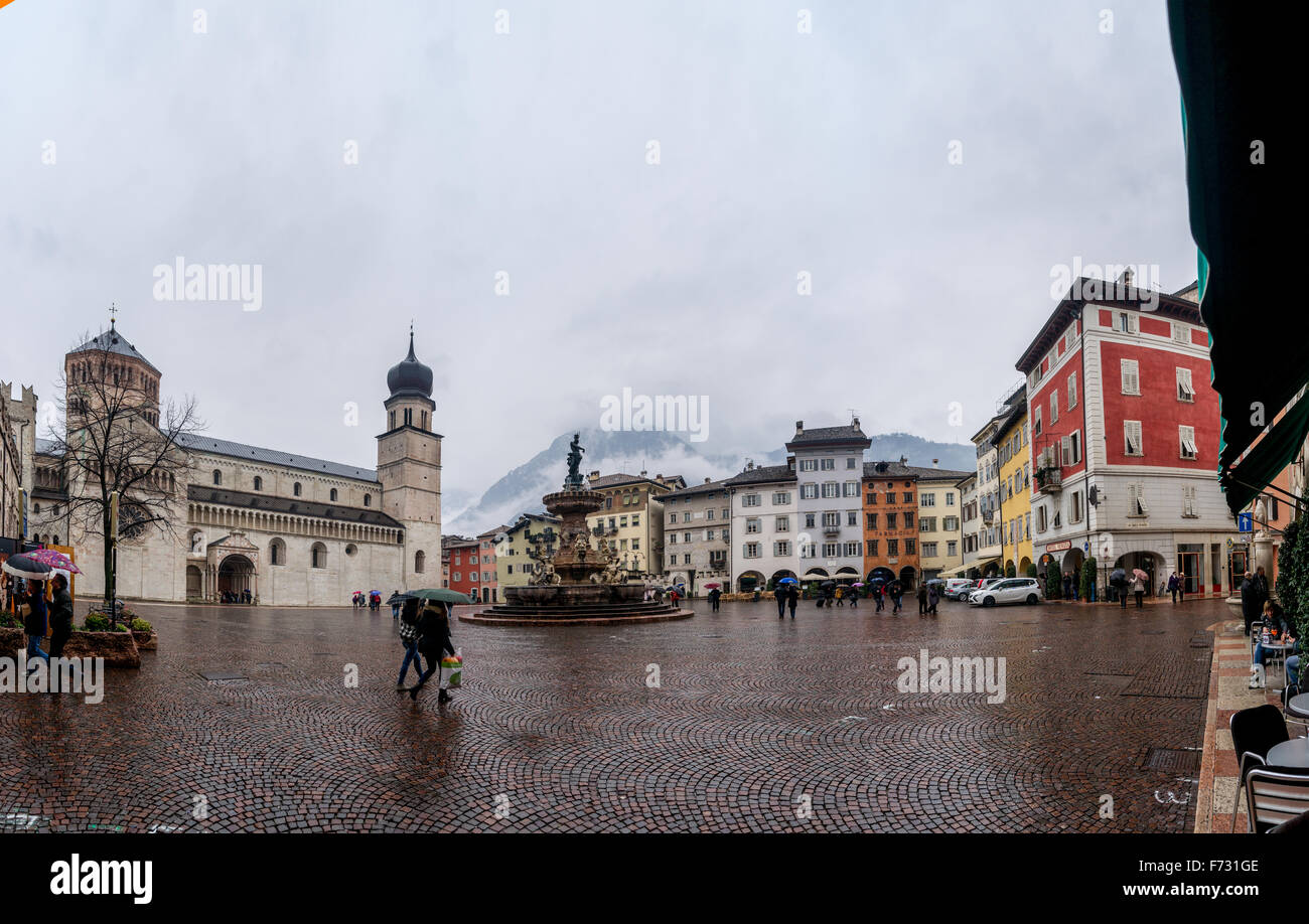 Panoramablick auf der Piazza Duomo in Trento, Italien Stockfoto