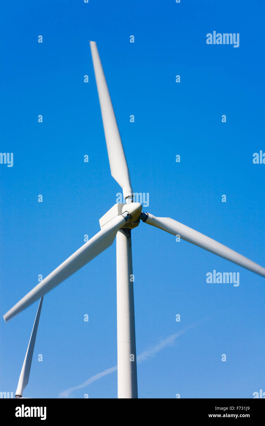 Ein industrieller Wind Turbine Strom Generator auf einer windfarm Erzeugung alternativer Energie gegen den blauen Himmel. Großbritannien Großbritannien Stockfoto