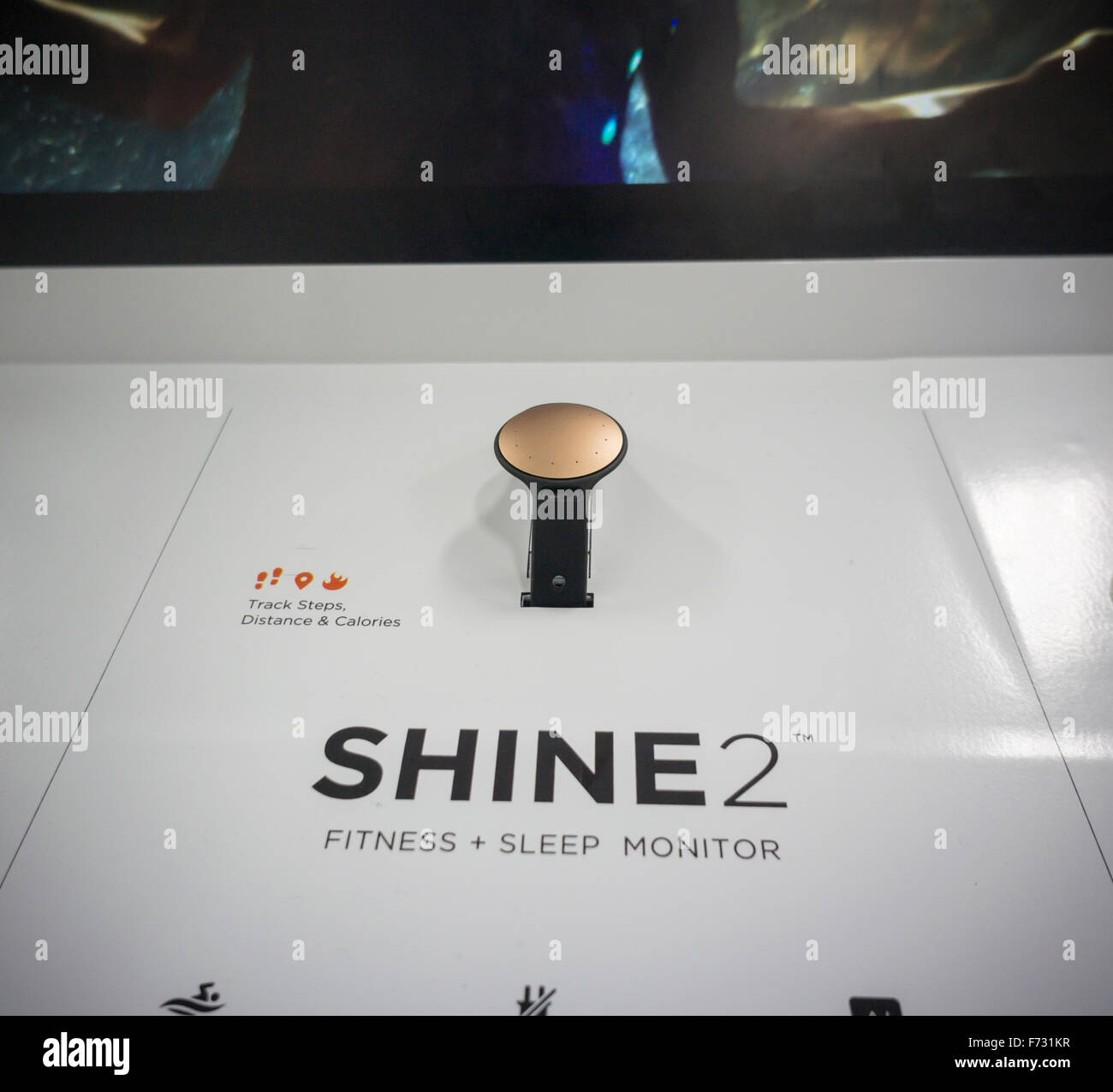 Ein Verkaufsdisplay der Misfit Shine 2 Activity Tracker in einem Store in New York auf Freitag, 13. November 2015. Uhrmacher Fossil Gruppe hat den tragbaren Aktivität Tracker Maker Außenseiter in einem $ 260 Millionen-Deal erwerben. Fossil Misfit-Technologie wird die Einbettung in ihre Smartwatch Produkt kommt im nächsten Jahr. (© Richard B. Levine) Stockfoto