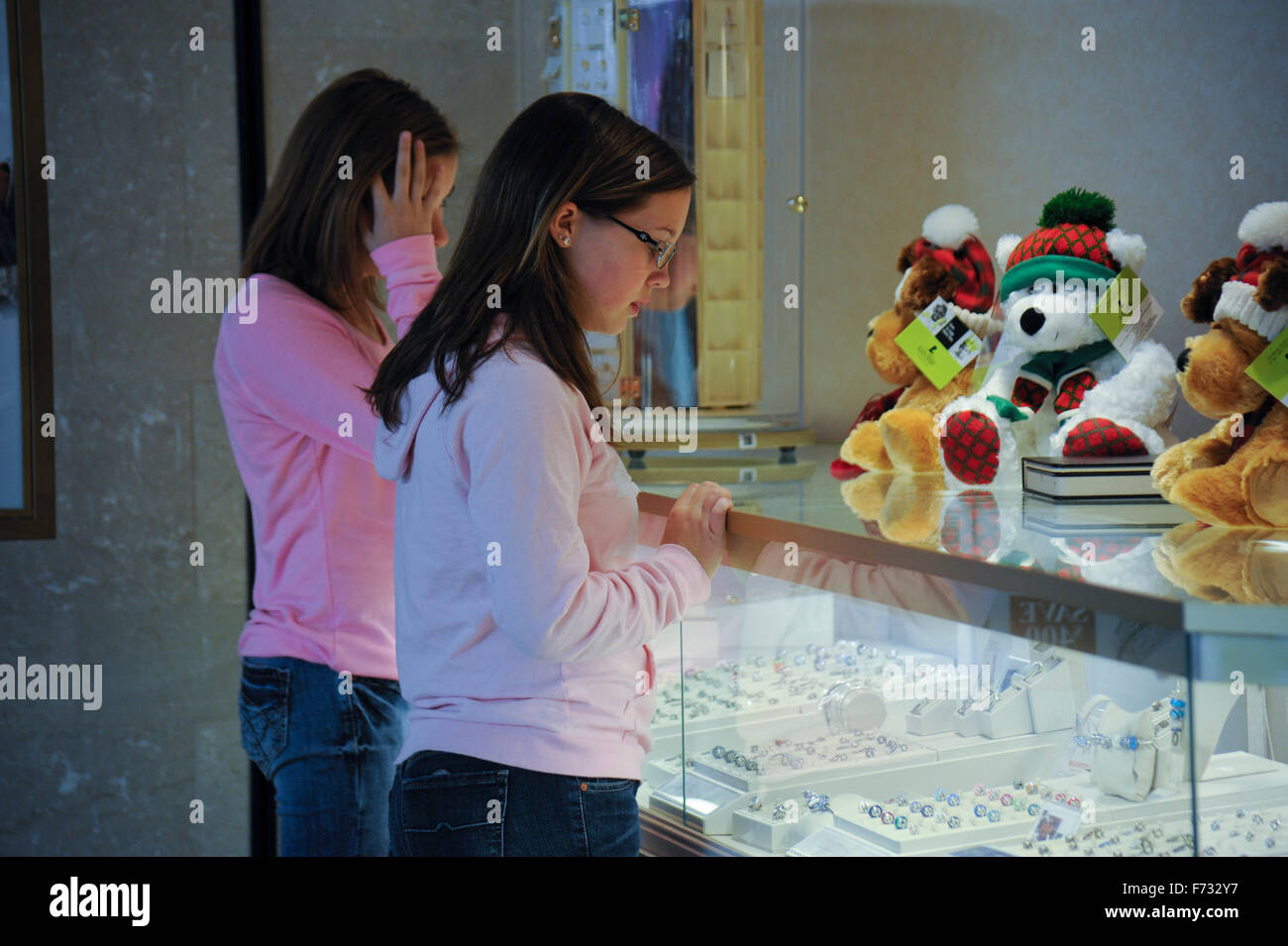 Pre-teen Mädchen Einkaufen in einem Einkaufszentrum in Greenwood, Indiana Stockfoto