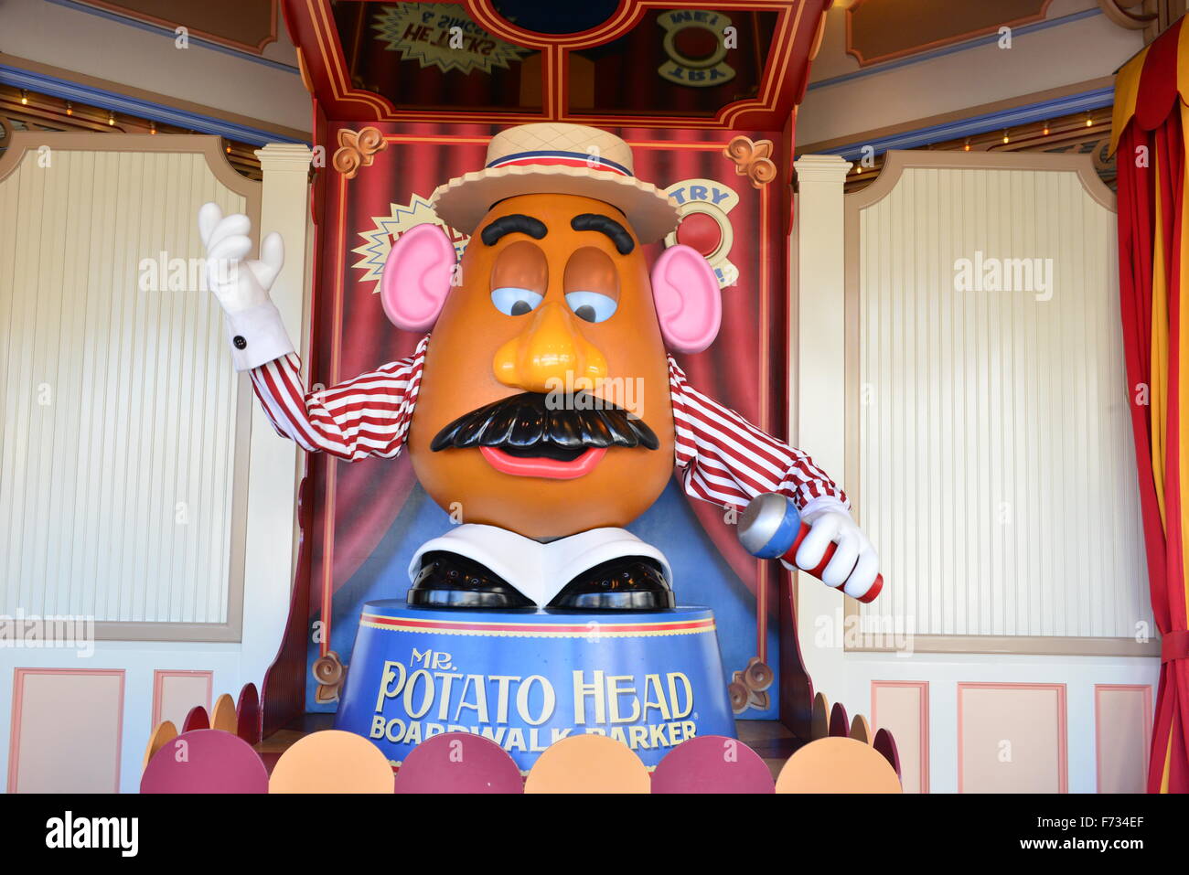 Seine kleine Welt, Xmas Display fahren im Disneyland, Los Angeles. Stockfoto