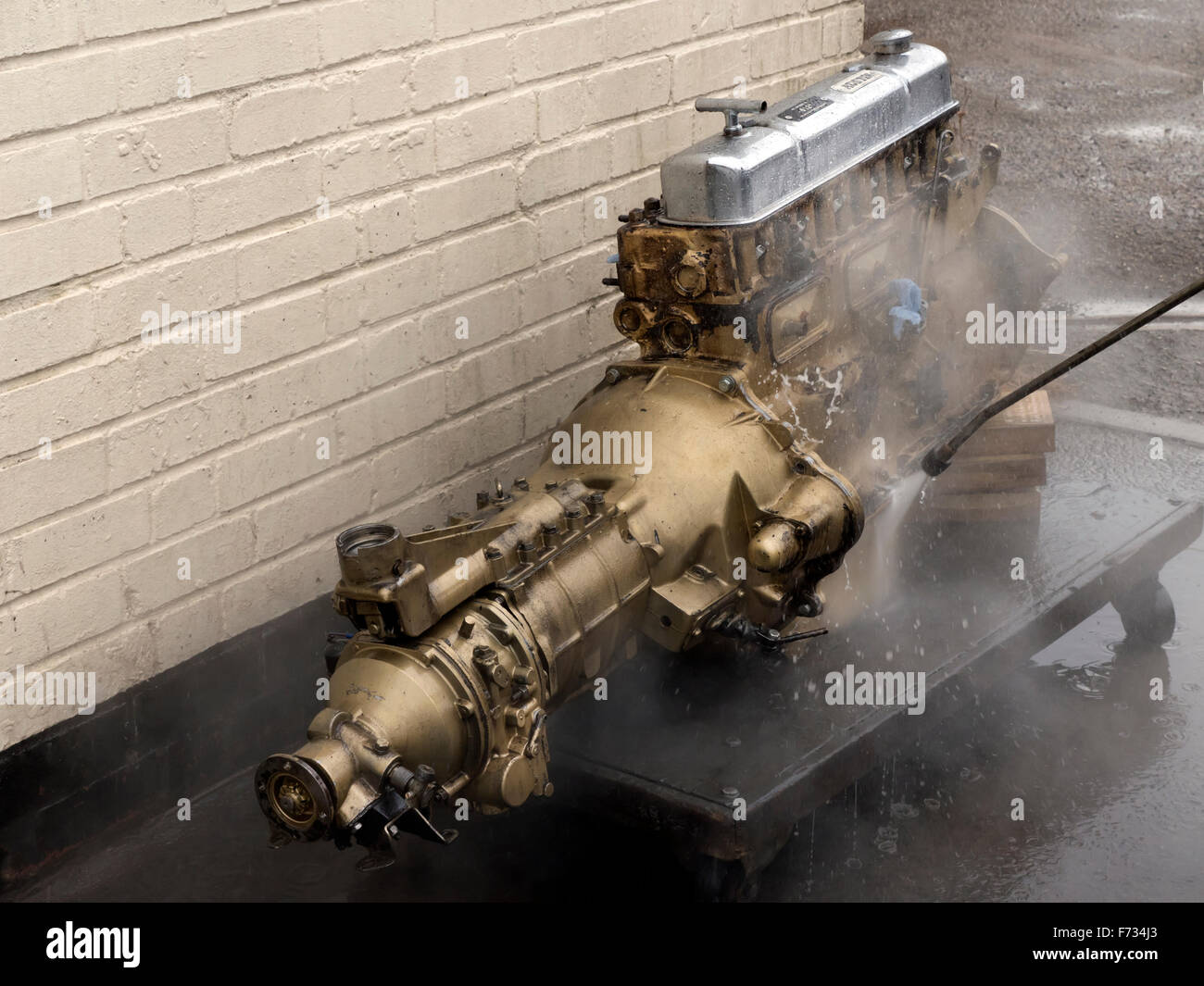 Austin Healey 3000 Motor wird Druck gewaschen während der Restaurierung Stockfoto