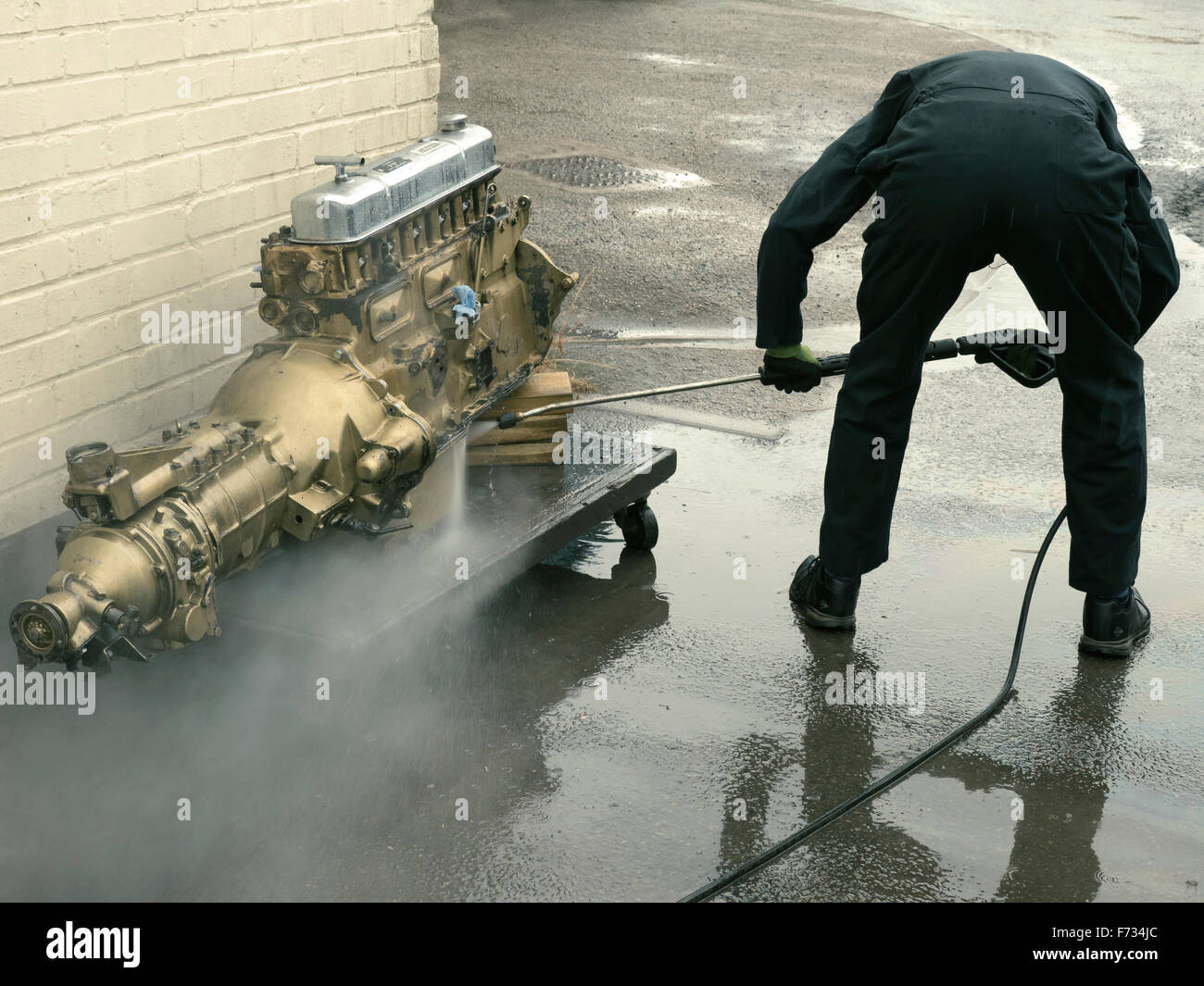 Druck waschen einen Oldtimer-Motor Stockfoto