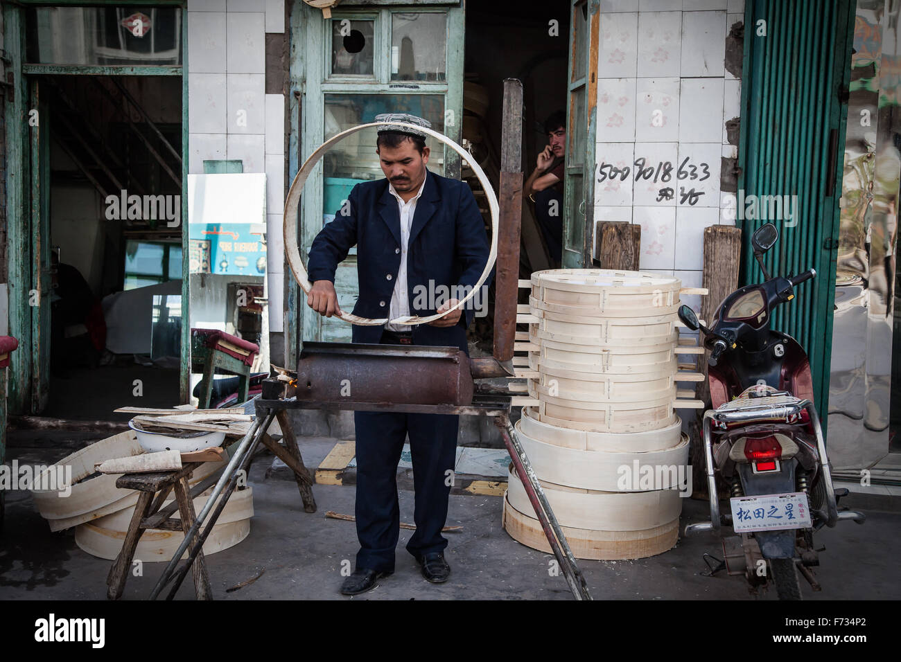 Dampf Bambuskorb Hersteller, Altstadt von Kashgar, Uigurischen Autonomen Gebiet Xinjiang, China. Stockfoto