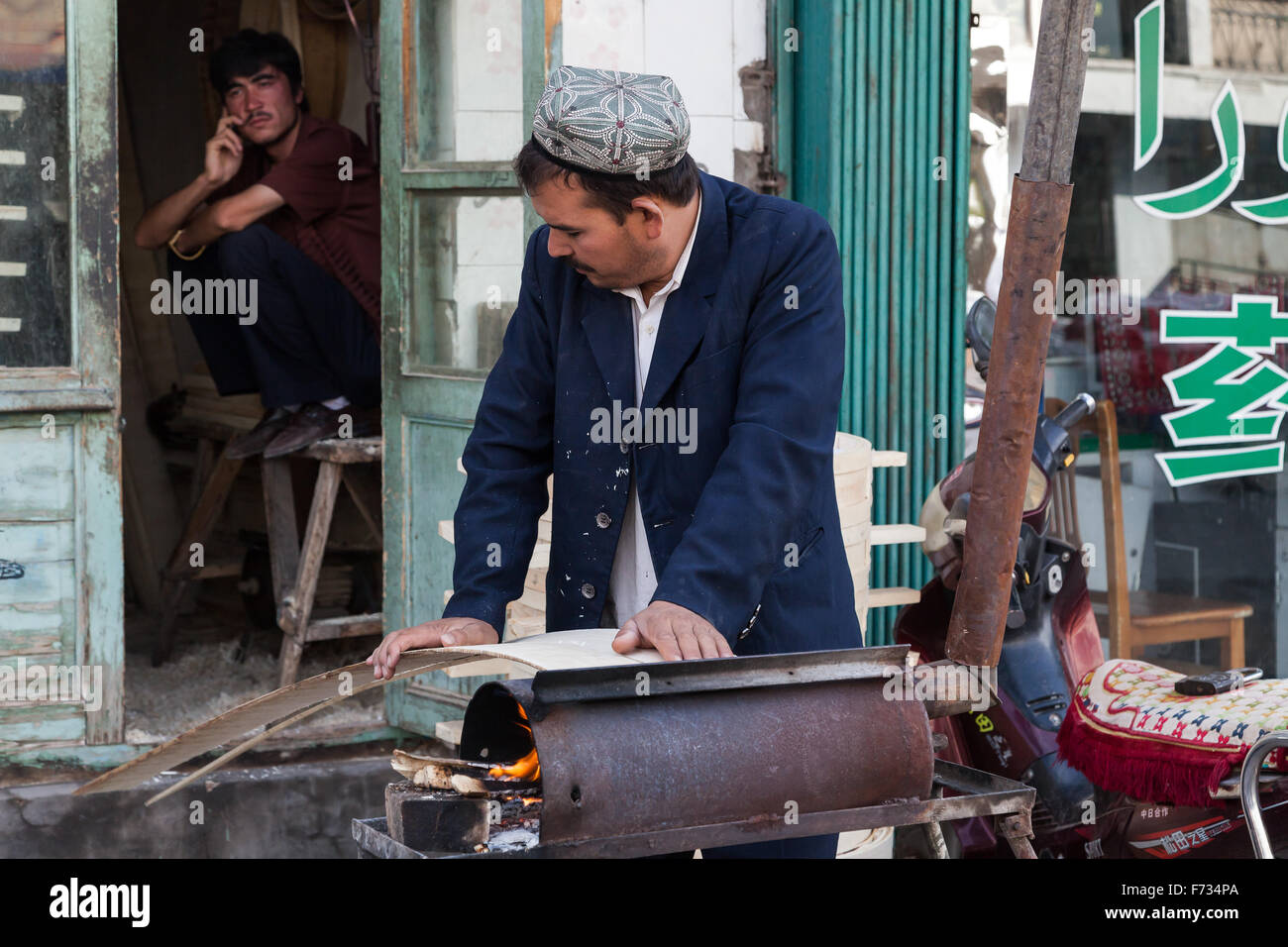 Hersteller von Dampfbambos-Körben, Kashgar Old Town, Xinjiang Autonome Region, China. Stockfoto