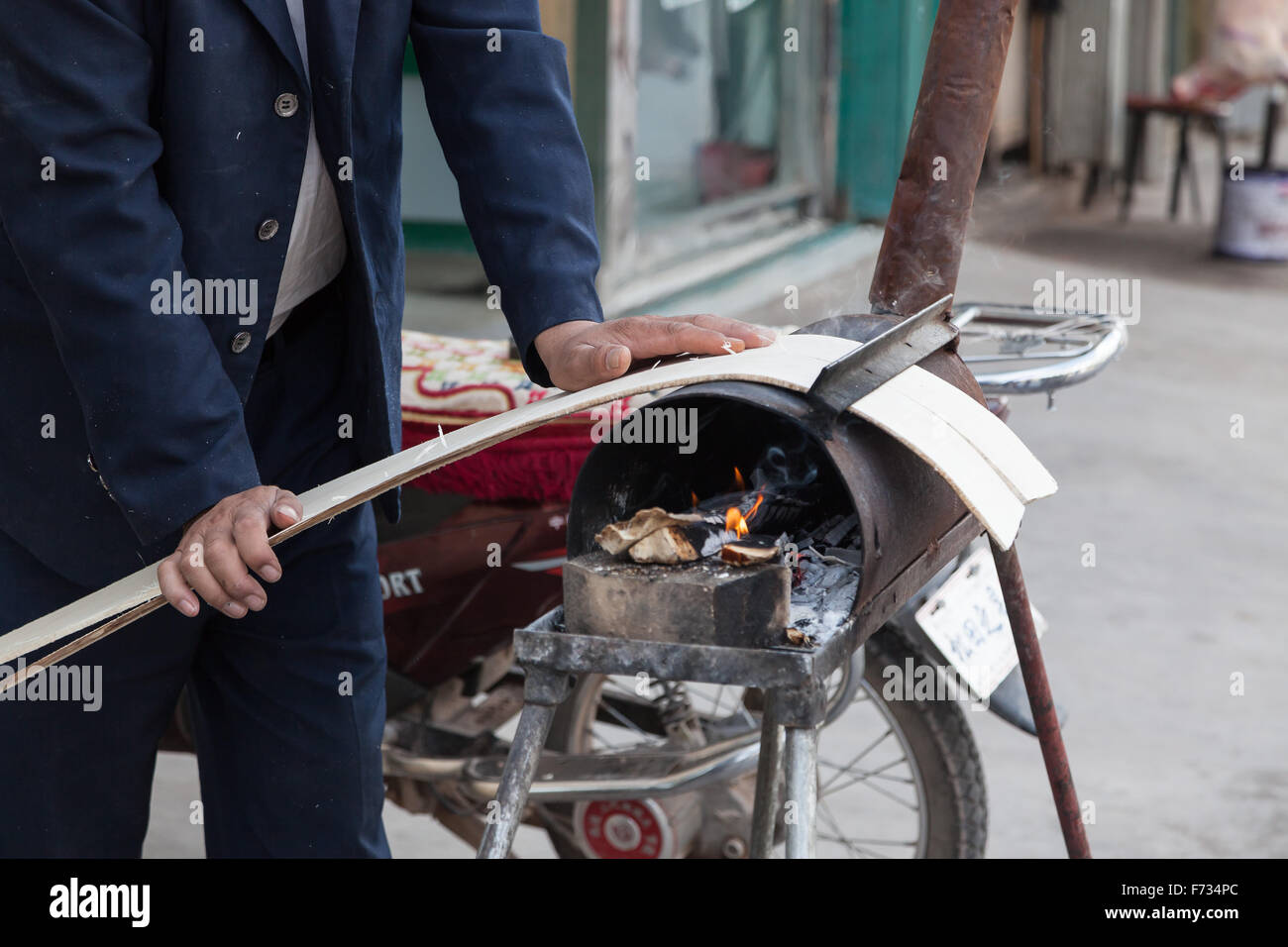 Dampf Bambuskorb Hersteller, Altstadt von Kashgar, Uigurischen Autonomen Gebiet Xinjiang, China. Stockfoto