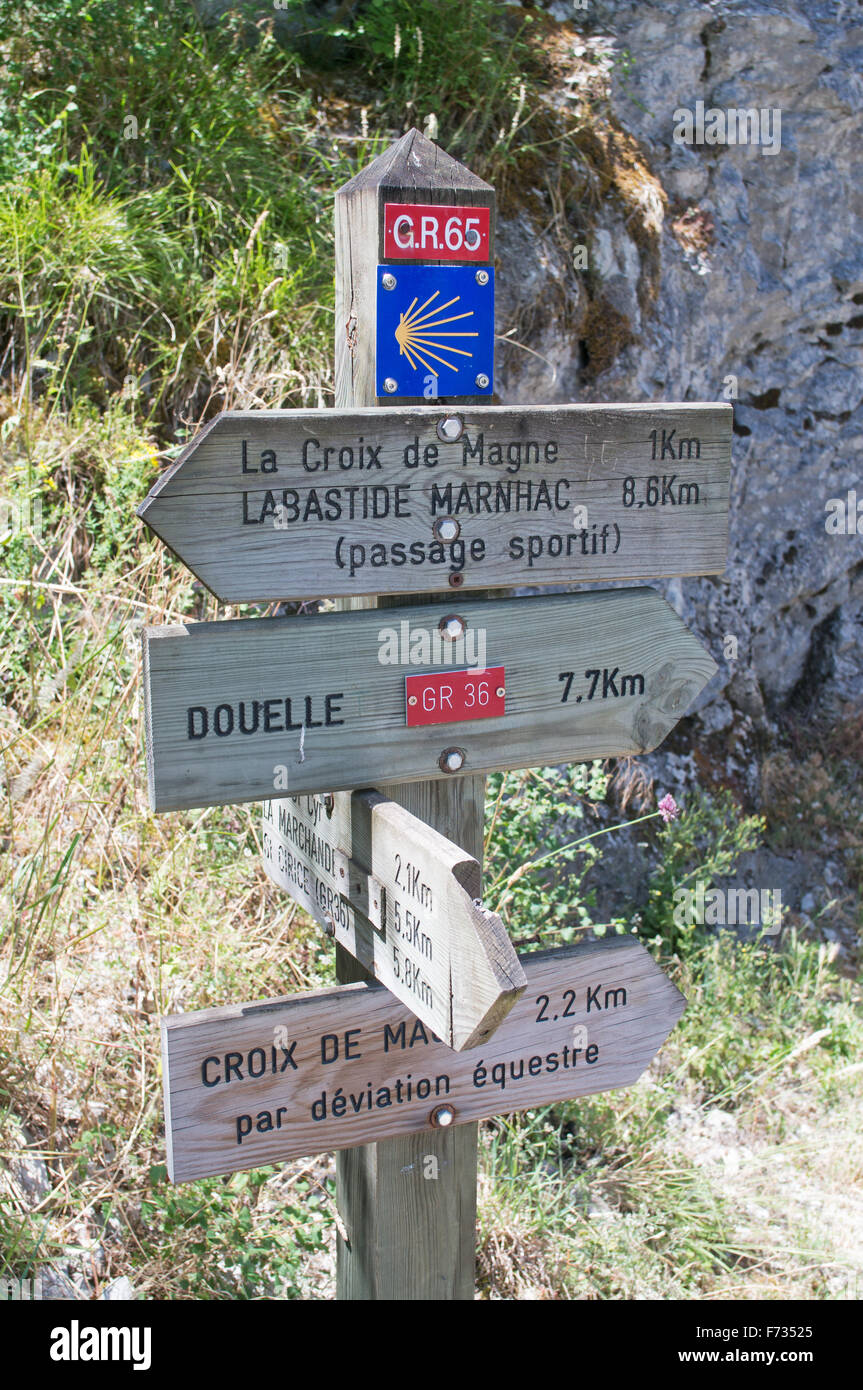 Hölzernen Fußweg Zeichen für Grande Randonnée GR 65 und GR 36 Fußwege Cahors, Midi-Pyrénées, Frankreich Stockfoto