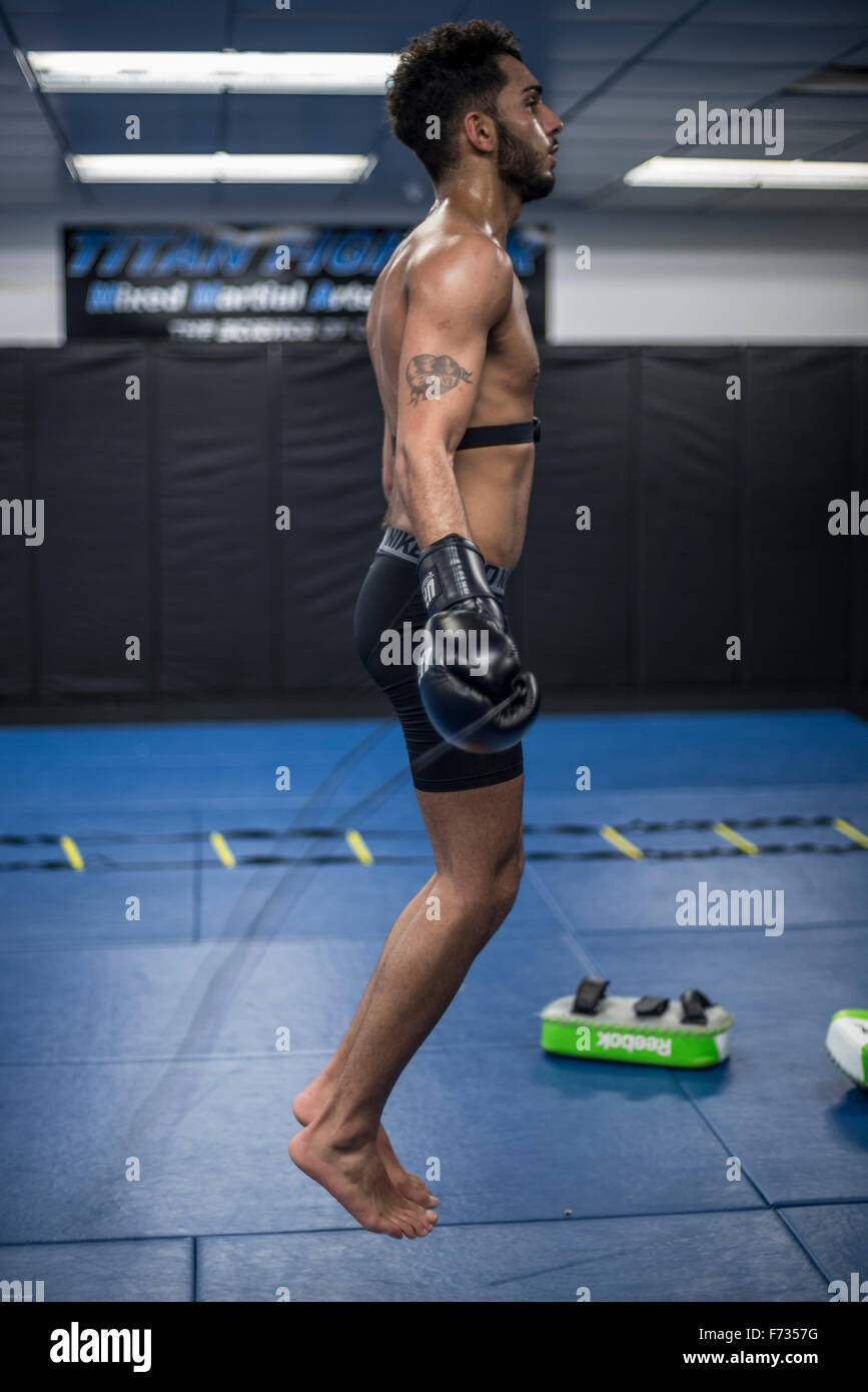 MMA-Kämpfer trainieren. Stockfoto