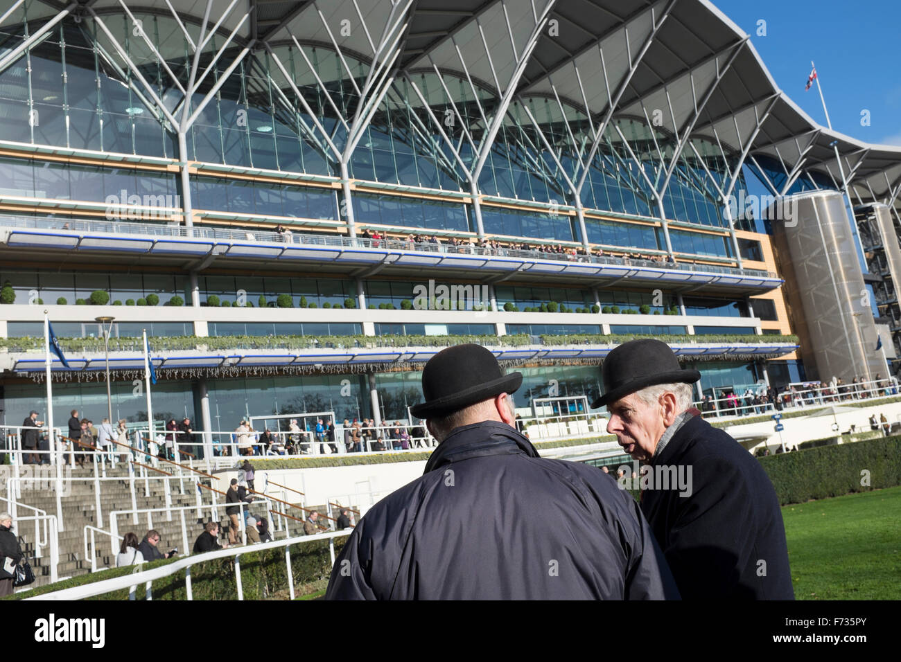 Ascot Renntag, 21. November 2016.Stewards in den Parade-Ring. Stockfoto