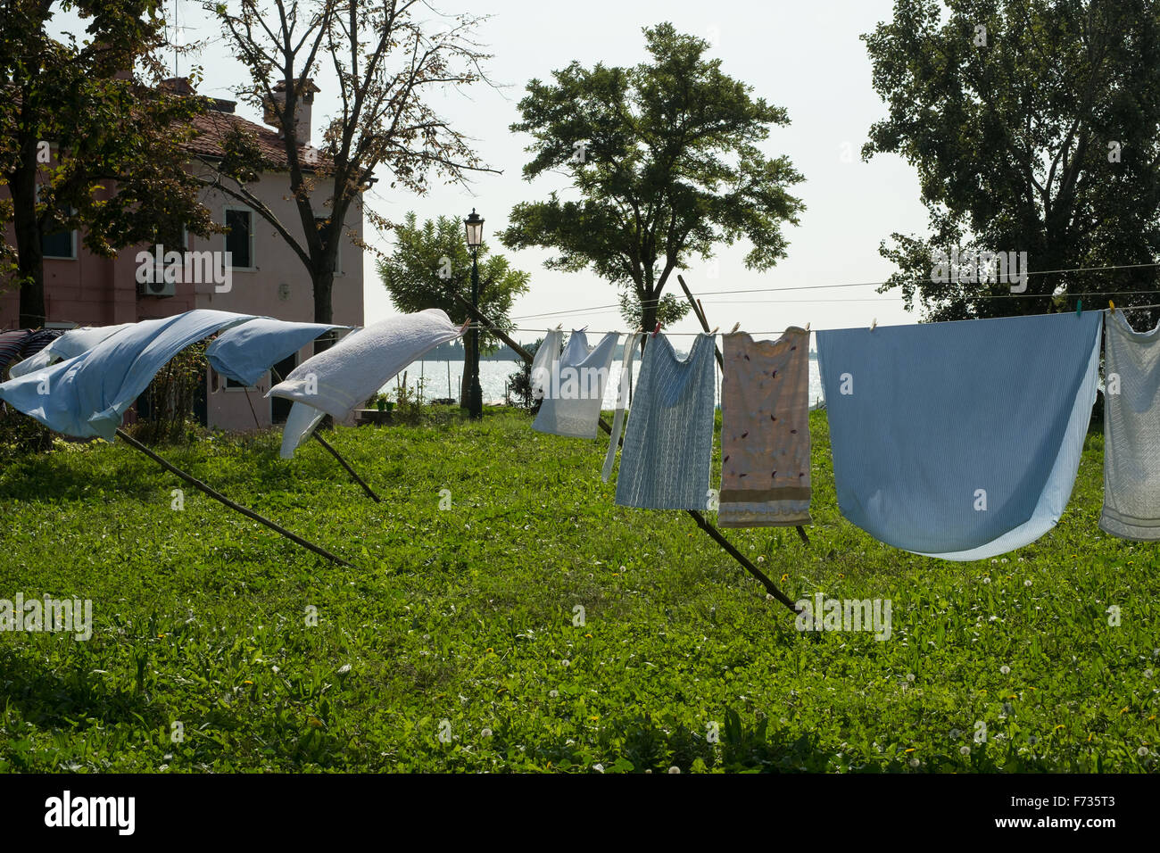 Wäsche auf Wäscheleinen auf der Insel Burano, Venedig, Italien. Stockfoto