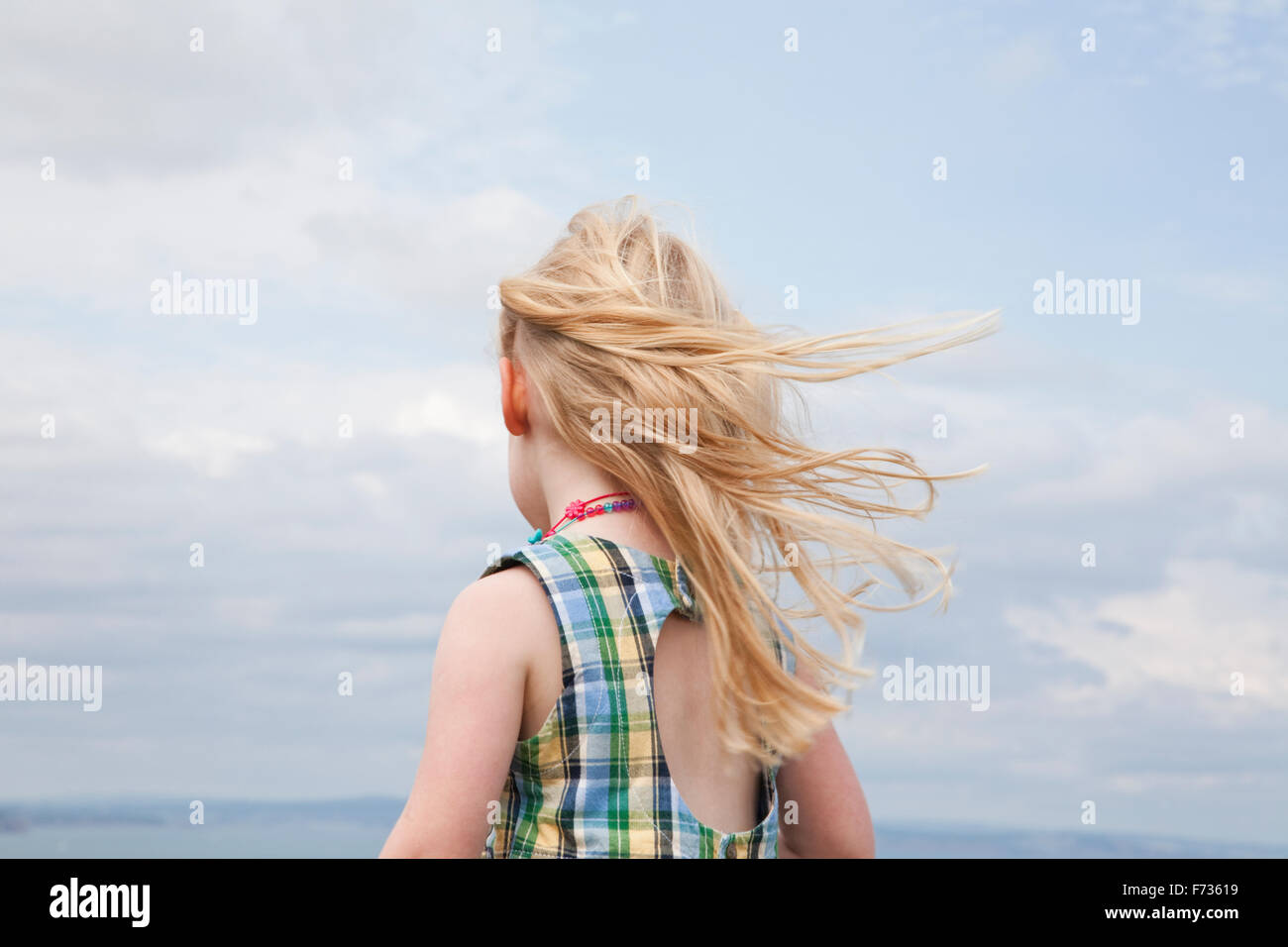 Ein Mädchen mit ihrem Haar im Wind wehen. Stockfoto