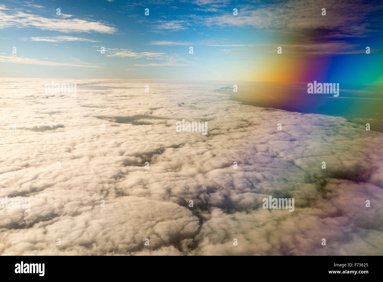 Auf der Suche nach unten auf ein Muster in Wolken aus dem Osten des Vereinigten Königreichs. Stockfoto