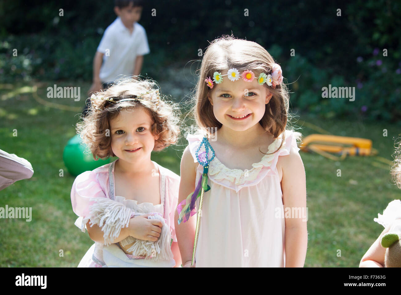 Zwei junge Mädchen auf einer Gartenparty lächelnd. Stockfoto