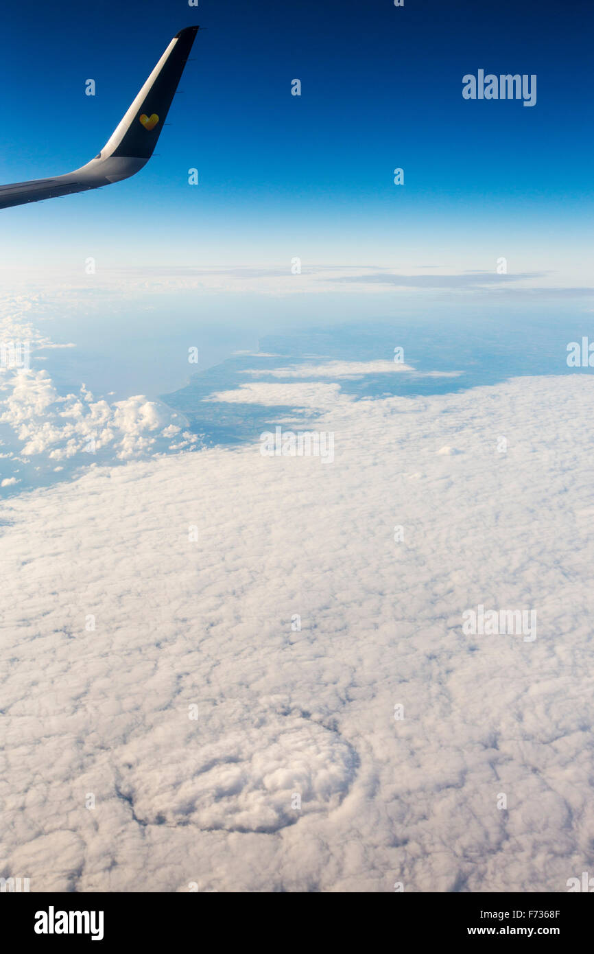 Auf der Suche nach unten auf ein Muster in Wolken vor der Ostküste des Vereinigten Königreichs. Stockfoto