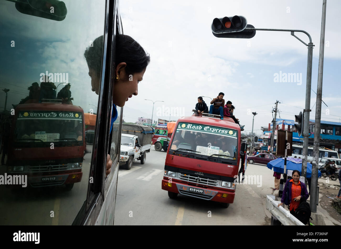 Kathmandu, Nepal, 24. November 2015 Kraftstoffkrise wegen politischer Unruhen und Blockade der indisch-nepalesischen Grenze monatelang führt zu der gefährlichen Reise verfolgen Stockfoto