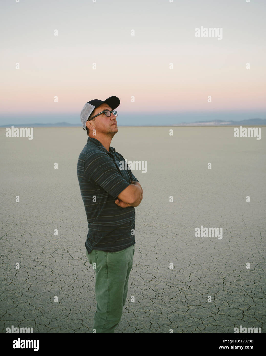 Mann mittleren Alters Blick und schaut sich um in der Morgendämmerung in Black Rock Desert Stockfoto