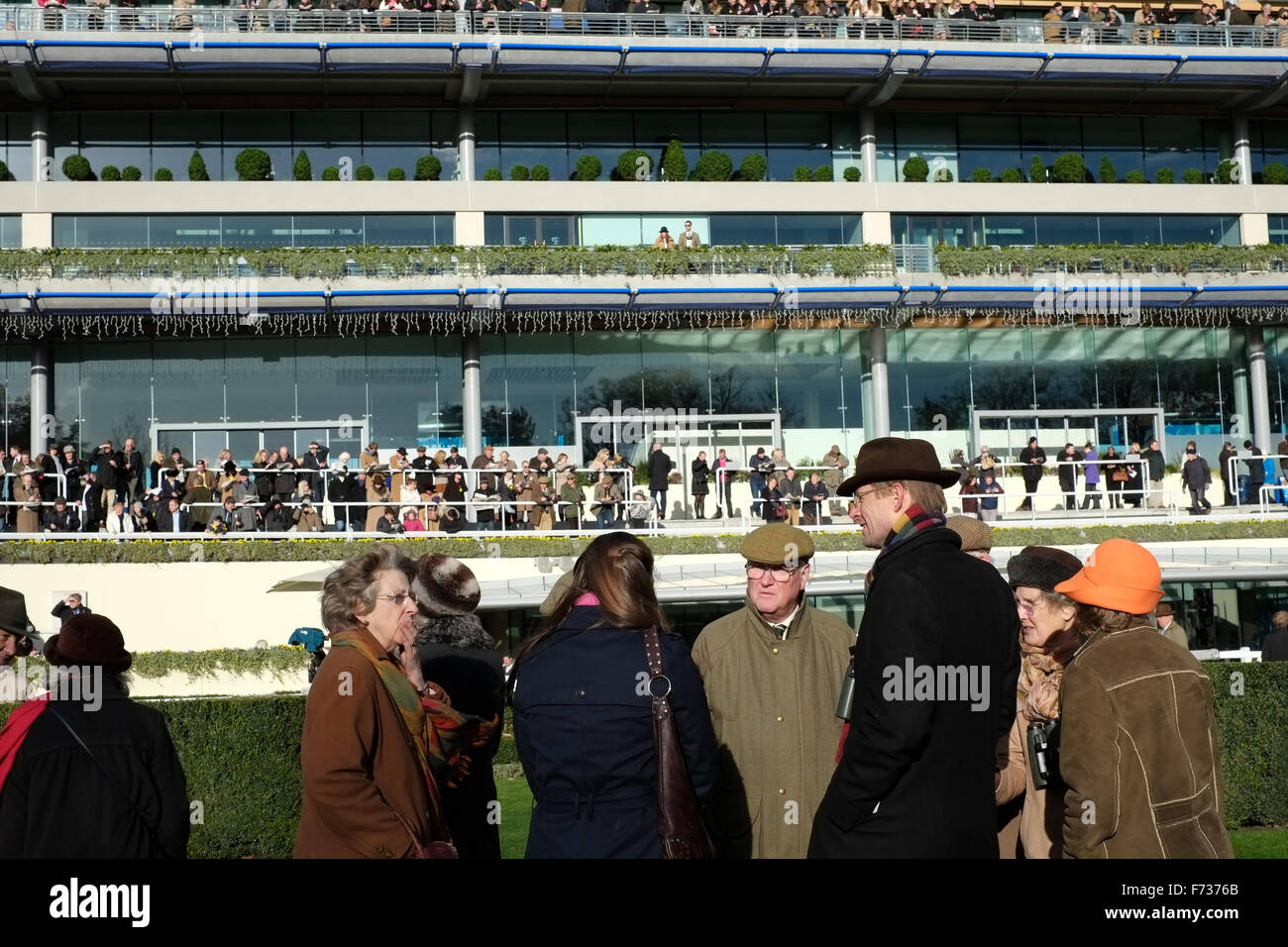 Ascot Renntag, 21. November 2016. Rennpferd Eigentümer in den Parade-Ring vor dem Rennen. Stockfoto