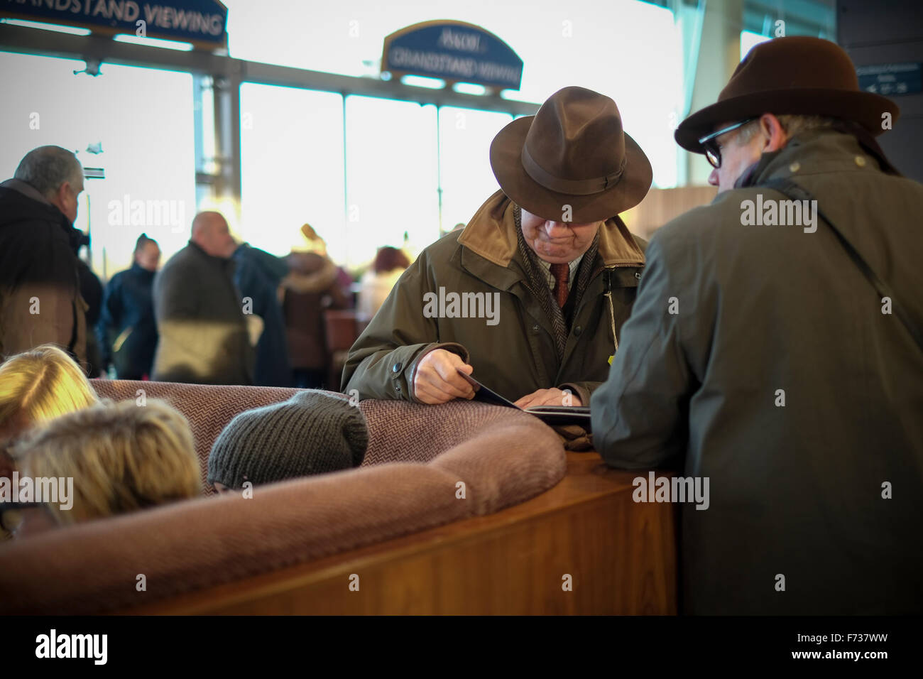 Racegoers bei Ascot Renntag, 21. November 2016. Stockfoto