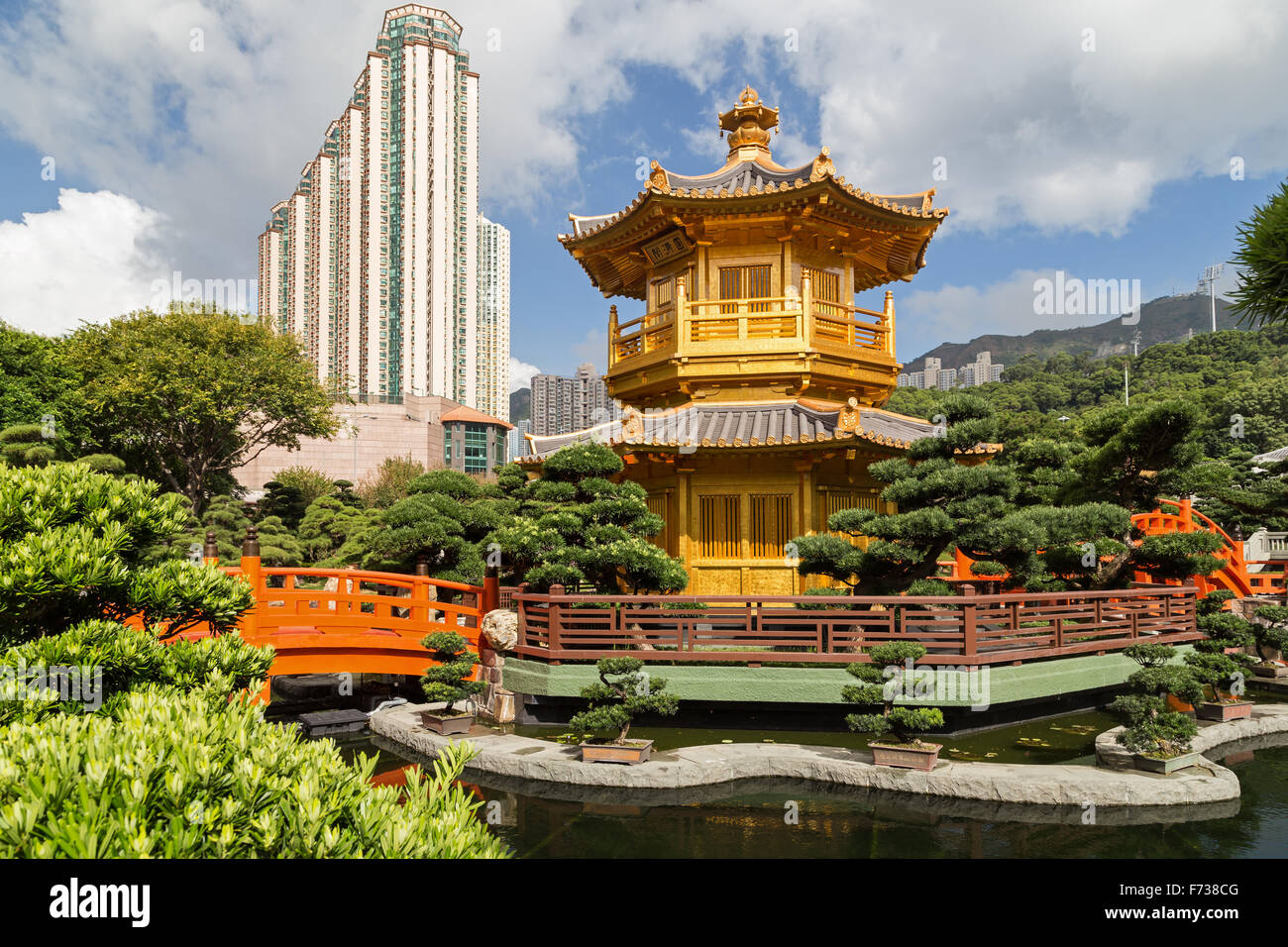 Teich, Brücke und Pavillon von absoluter Perfektion bei den Nan Lian Garden in Hong Kong, China. Stockfoto