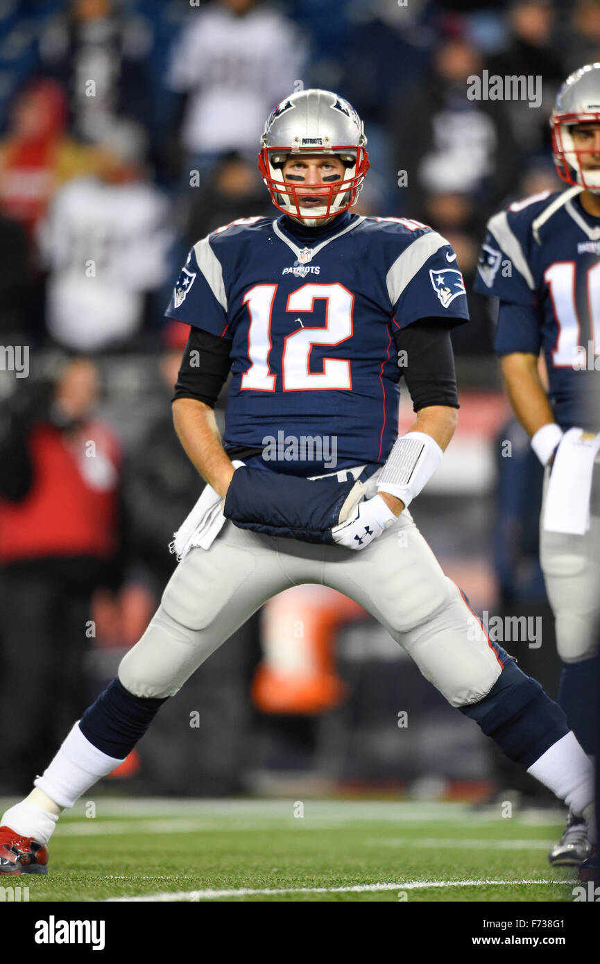 Regulären Spielzeit. 23. November 2015. MA, USA: New England Patriots Quarterback Tom Brady (12) erwärmt sich für das nationale Fußball-Liga-Spiel zwischen den Buffalo Bills und die New England Patriots im Gillette Stadium in Foxborough, Massachusetts statt. New England Niederlagen Buffalo 20-13 in der regulären Spielzeit. Eric Canha/CSM/Alamy Live-Nachrichten Stockfoto