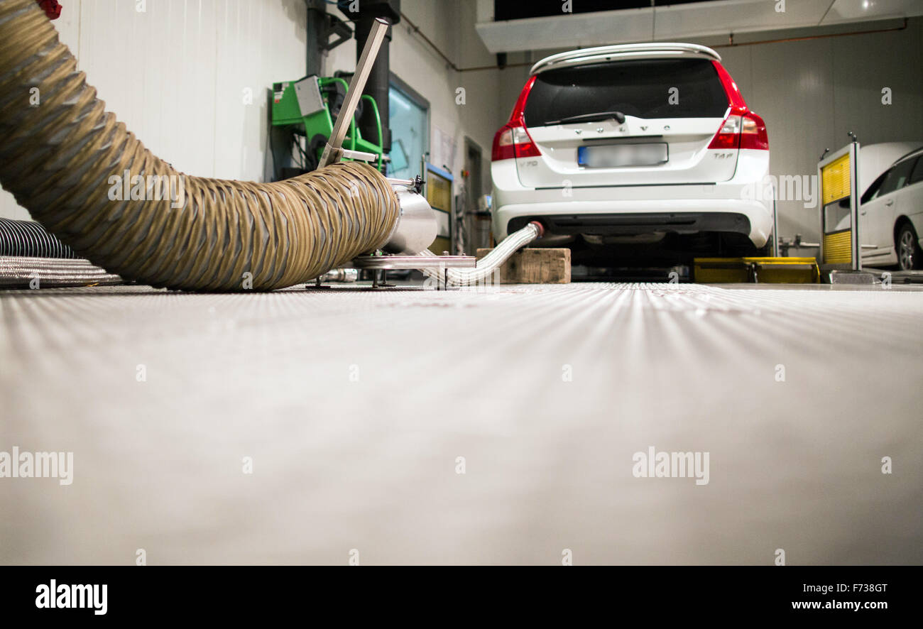 Essen, Deutschland. 24. November 2015. Ein Rohr für die Messung der Abgase der Autos ist ein Auto in einer Testanlage der technischen Prüfstelle TÜV Nord in Essen, Deutschland, 24. November 2015 beigefügt. Foto: Marcel Kusch/Dpa/Alamy Live News Stockfoto