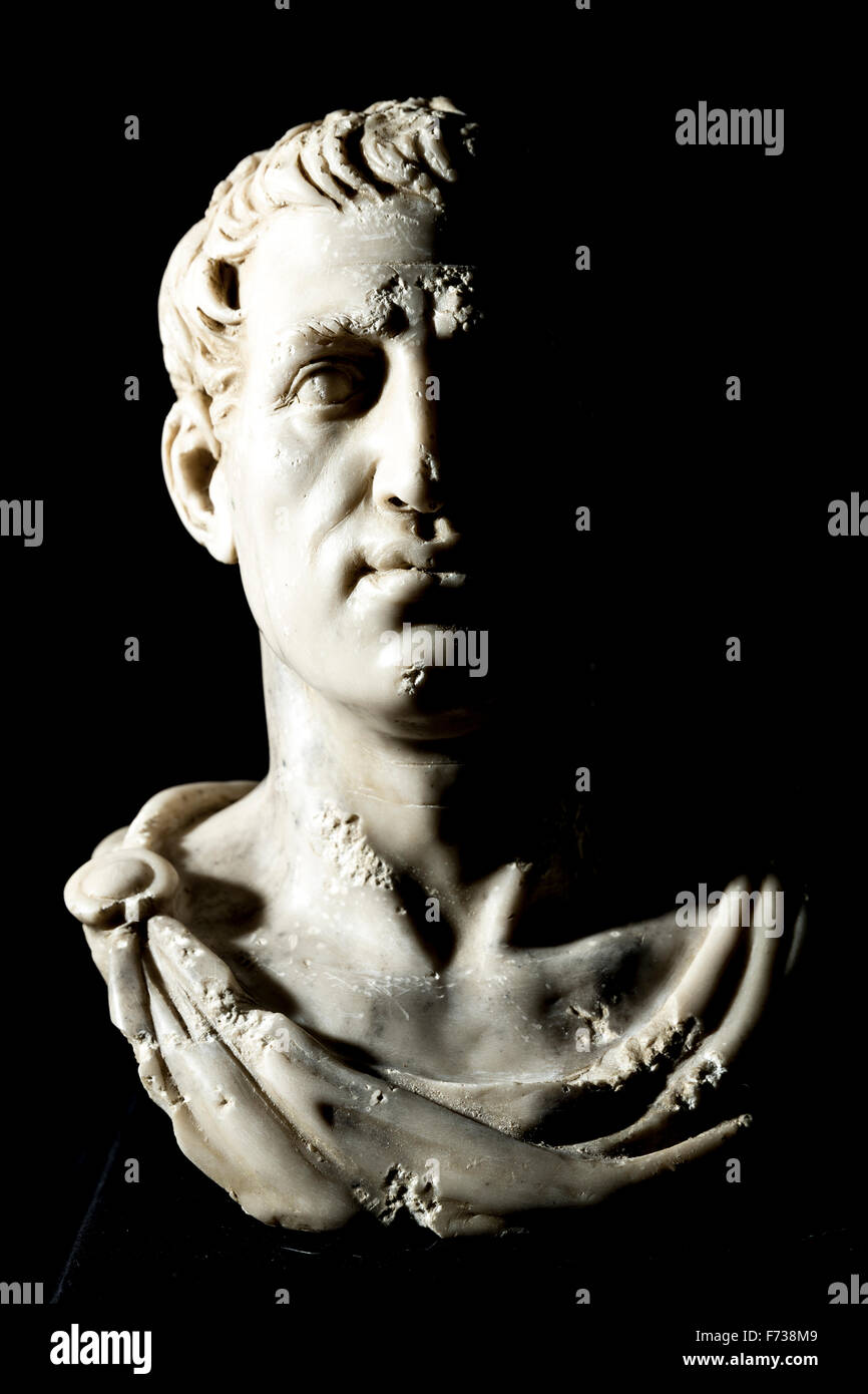 Niedrige wichtige Foto der Büste des Kaisers Gaius Julius Caesar (13 Juli 100 v. Chr. bis 15. März 44) auf schwarzem Hintergrund. Stockfoto
