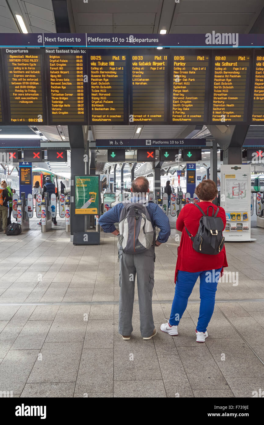 Passagiere am Bahnhof London Bridge, Bahnhofsgebäude, London England Großbritannien Stockfoto