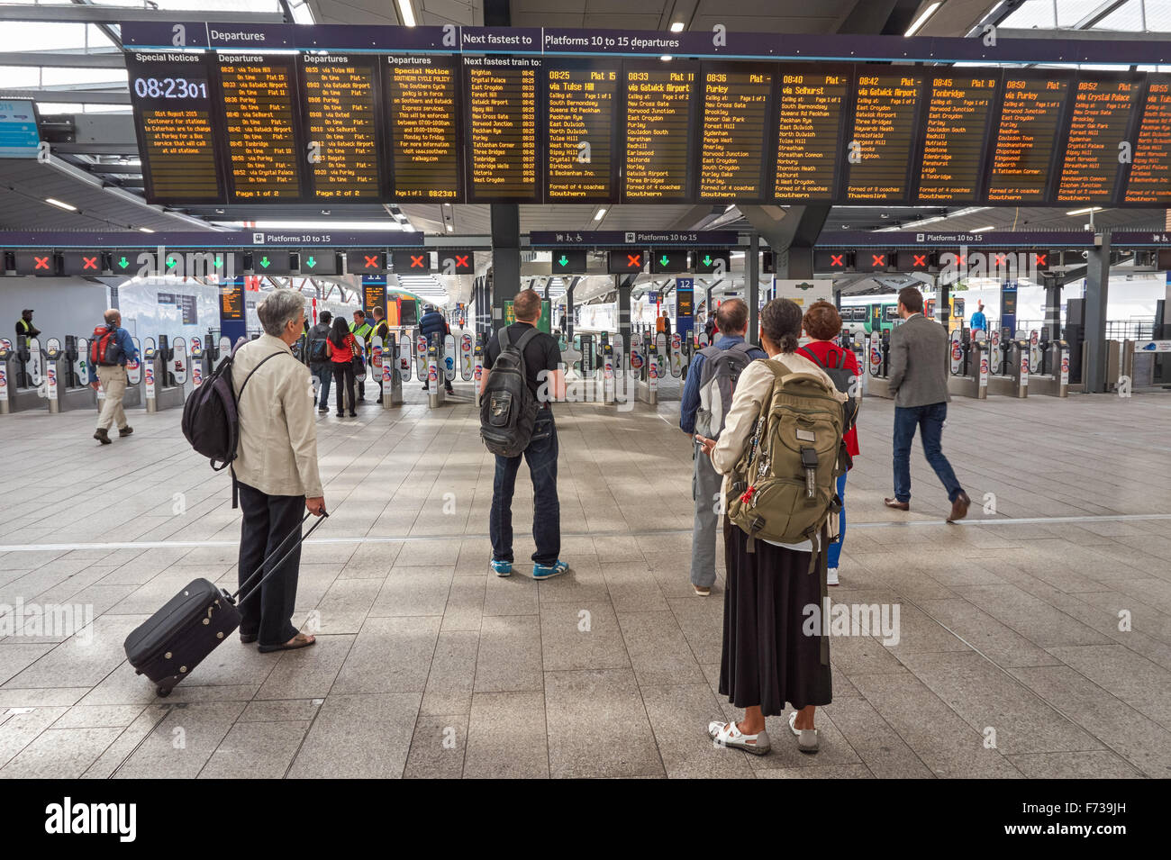 Passagiere am Bahnhof London Bridge, Bahnhofsgebäude, London England Großbritannien Stockfoto
