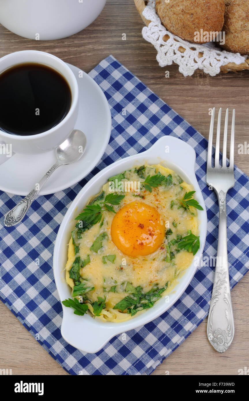 gebackene Spinat und Käse mit Ei Eigelb Tasse Kaffee Stockfoto