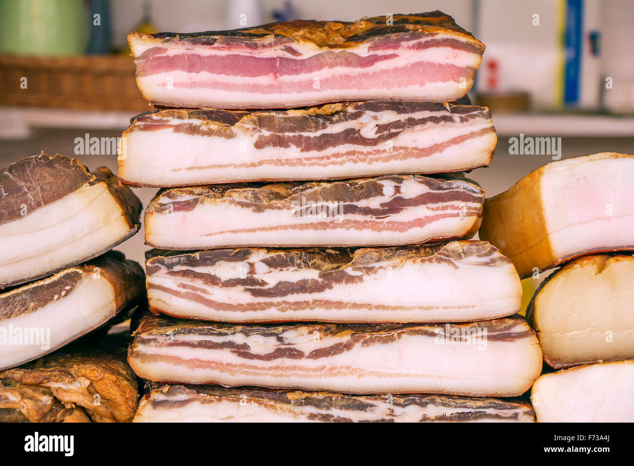 Geräucherter Speck erhalten Schweinefleisch in einem Straßenmarkt Stockfoto