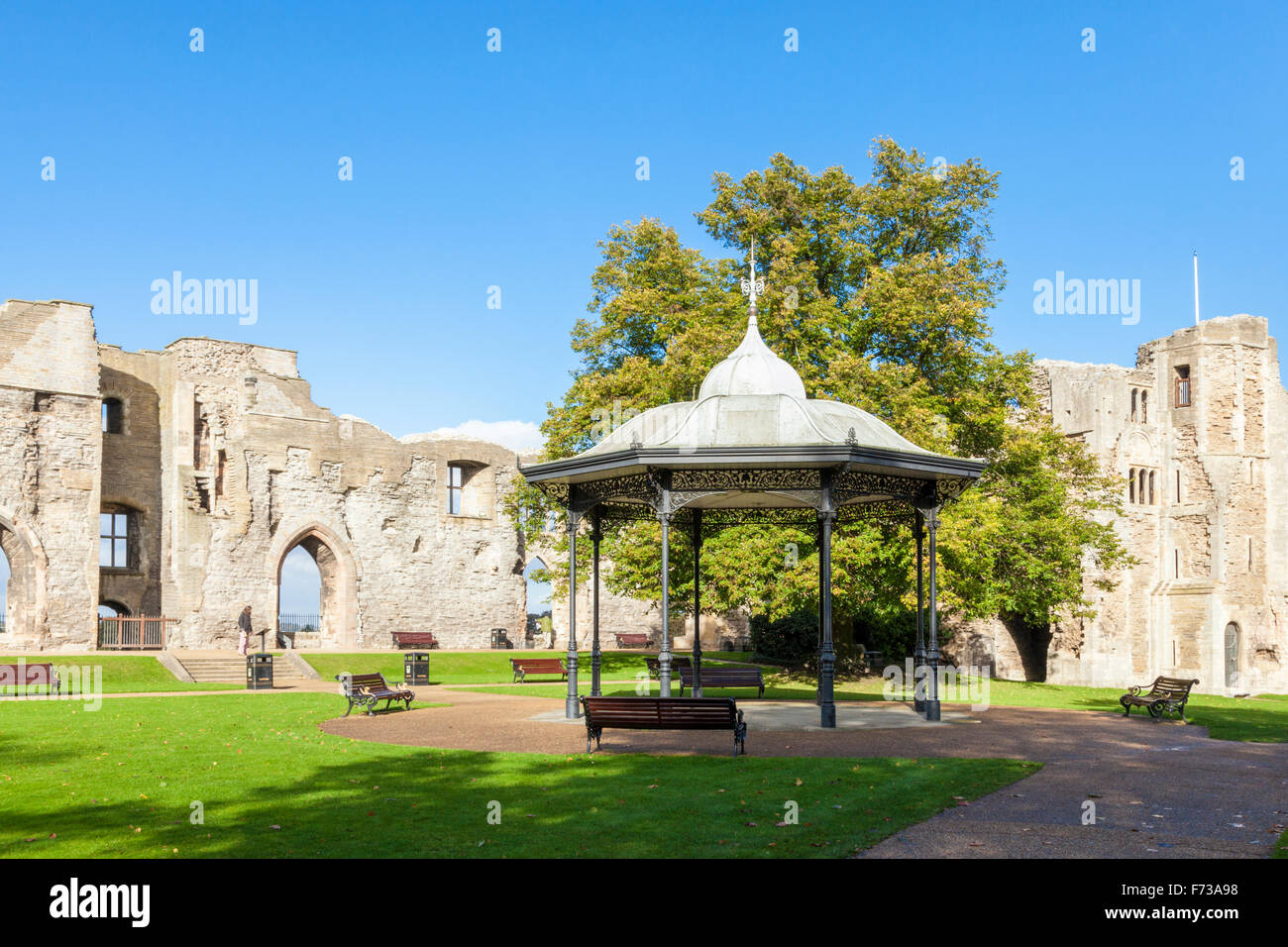 Der Musikpavillon und Mauern der Burg auf dem Gelände am Newark Castle, Newark-on-Trent, Nottinghamshire, England, Großbritannien Stockfoto