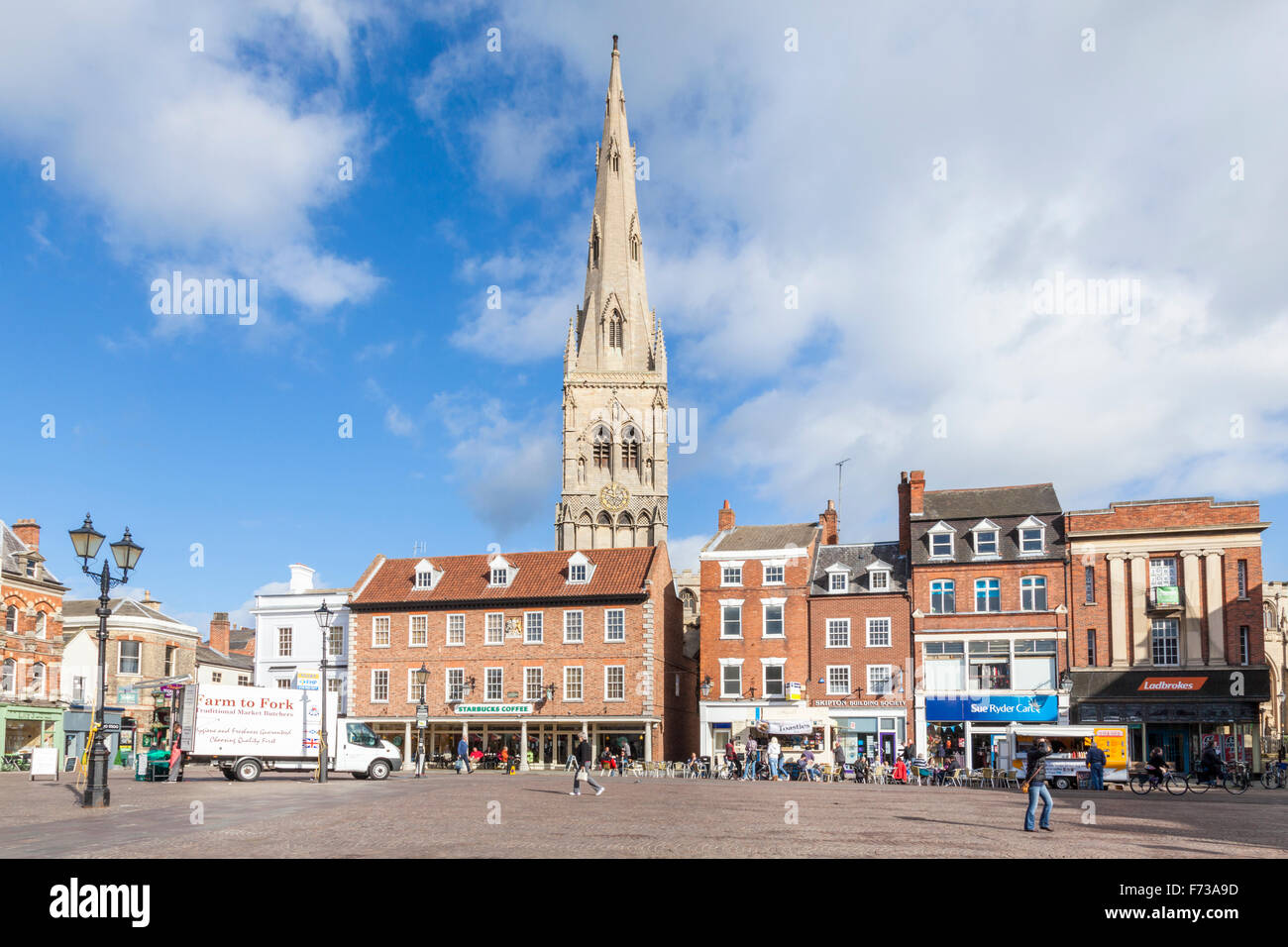 Marktplatz, Newark-on-Trent Zentrum in Nottinghamshire, England, UK, mit der St. Maria Magdalena Kirche im Hintergrund. Stockfoto