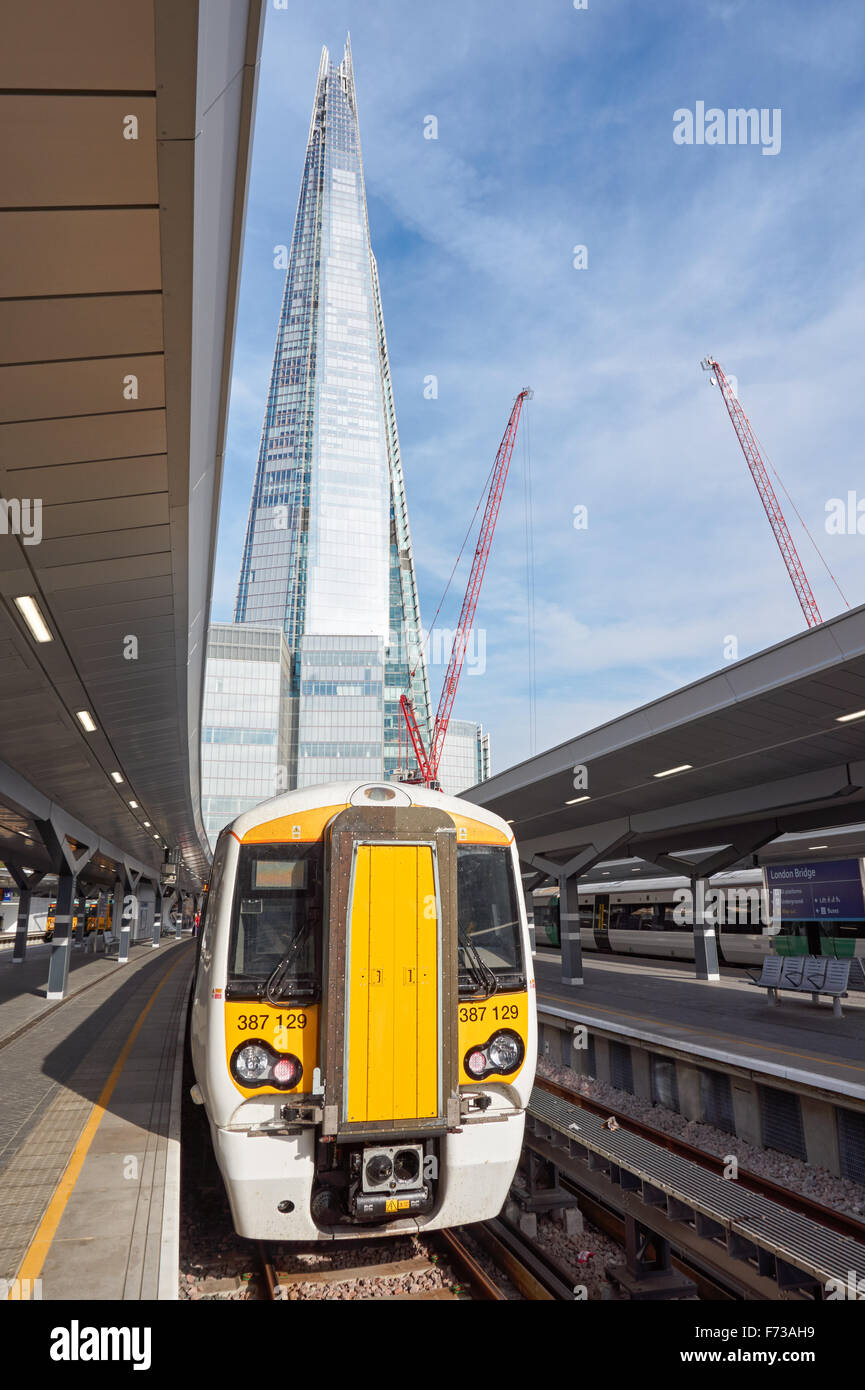 Pendler in london bridge bahnhof in london Fotos und Bildmaterial in