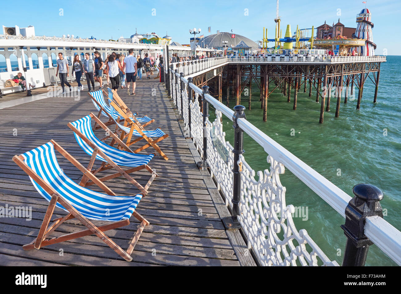 Liegestühle am Pier von Brighton, East Sussex England Vereinigtes Königreich UK Stockfoto