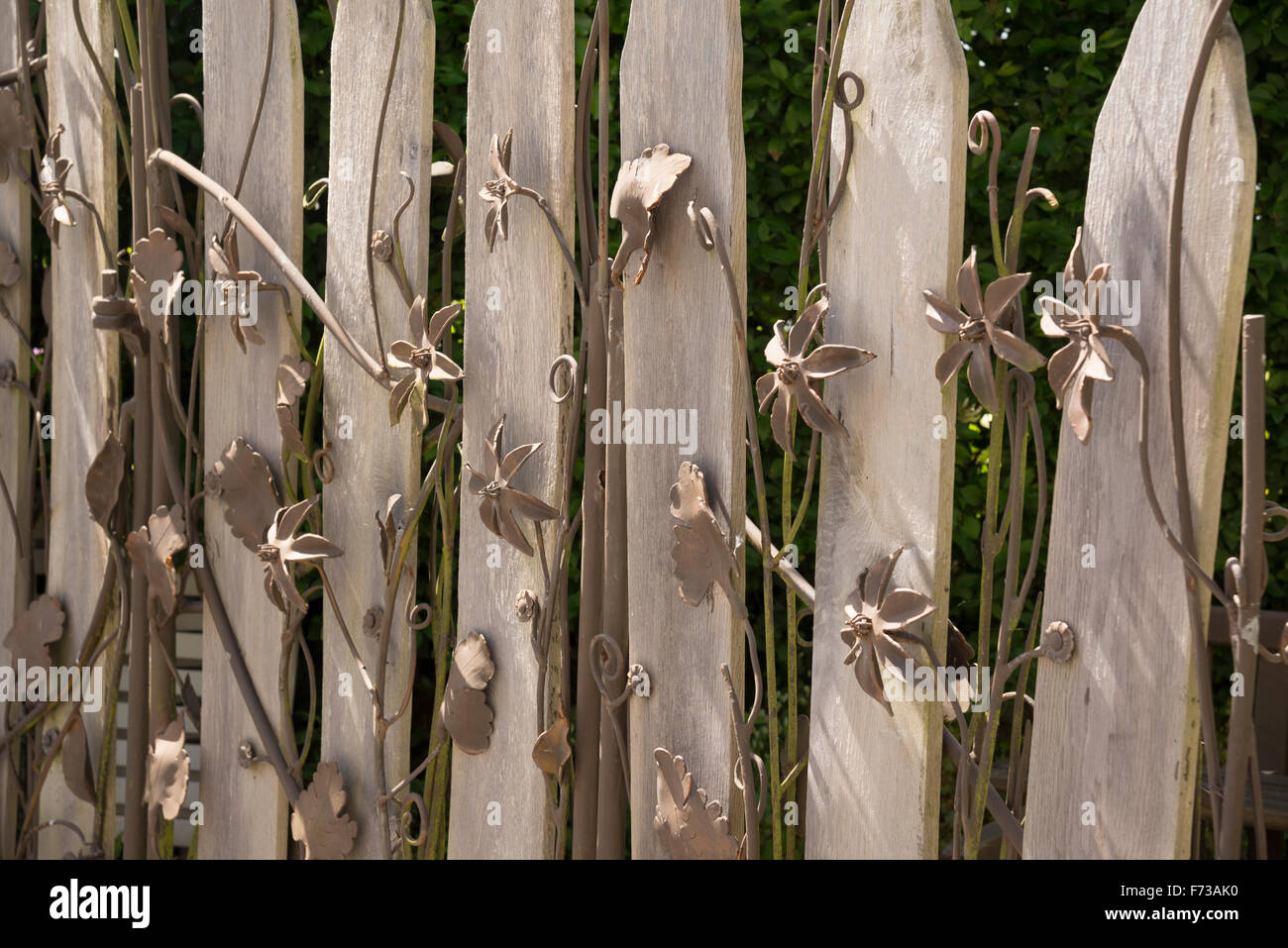 Einen schönen Zaun mit metallischen Blumen in Newton Ferrers devon Stockfoto