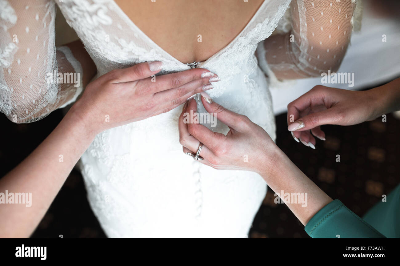 Braut Kleid anziehen Stockfoto