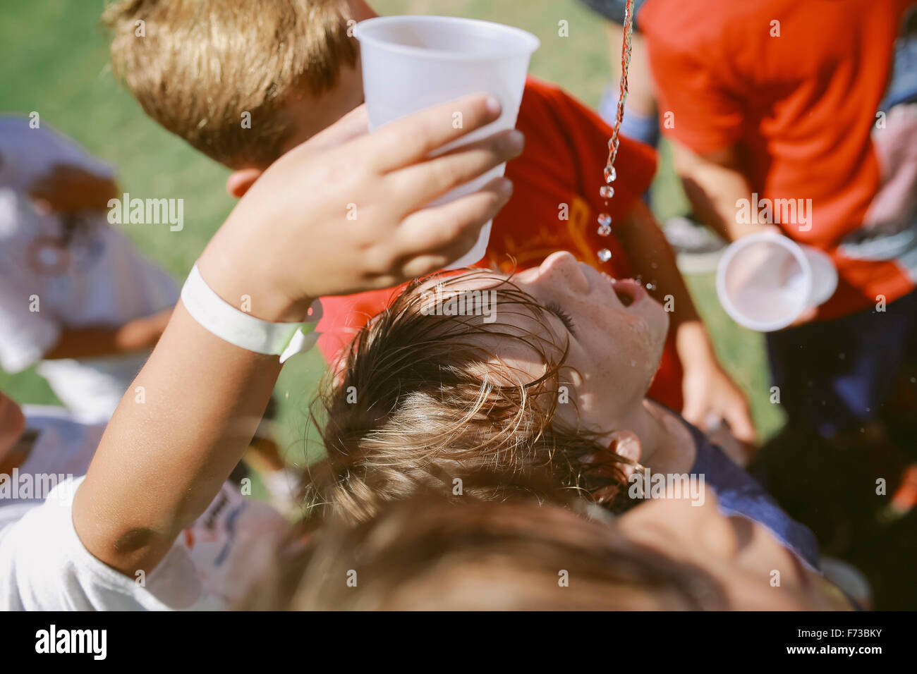 Eine Gruppe von jungen trinken Wasser zwischen ihren sportlichen Aktivitäten. Stockfoto