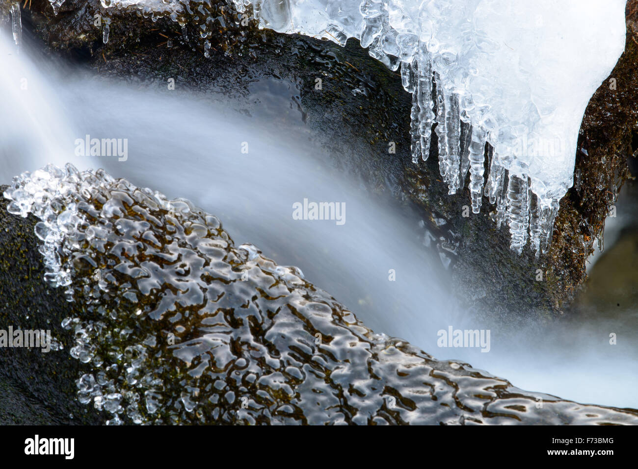 Fließendes Wasser und Eis Stockfoto