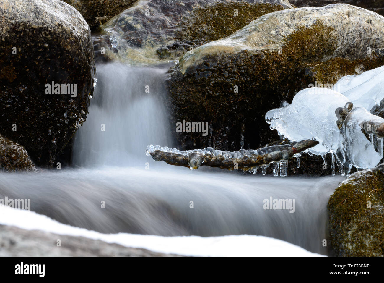 Fließendes Wasser und Eis Stockfoto
