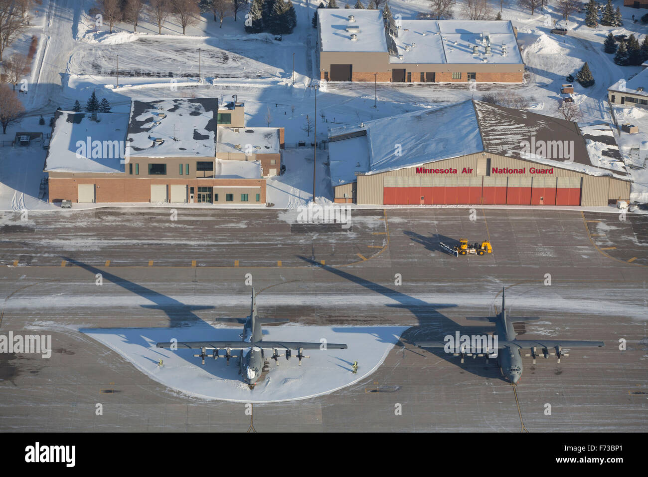 Dies ist eine Luftaufnahme von Minneapolis-St. Paul international Airport im Dezember, Kleiderbügel, Park Flugzeuge, Umgebung, überall liegt Schnee. Stockfoto