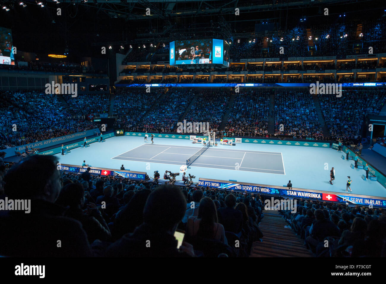 Halbfinale Spiel zwischen Federer und Wawrinka auf der ATP World Tour Finals 2015 in der O2 Arena, London, UK. Stockfoto