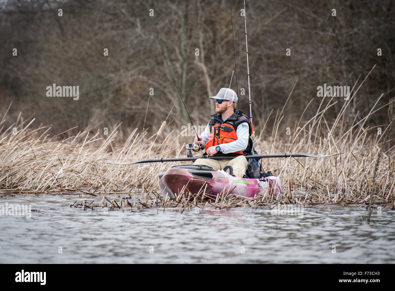 Kajak-Angler im Dickicht Stockfoto