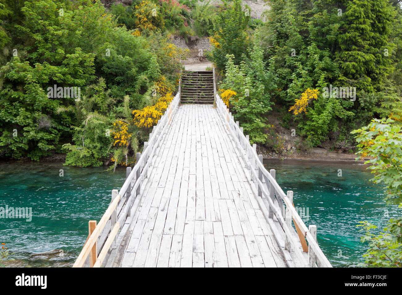 Hölzerne Birdge überqueren Rio Correntoso in Patagonien, Argentinien. Stockfoto