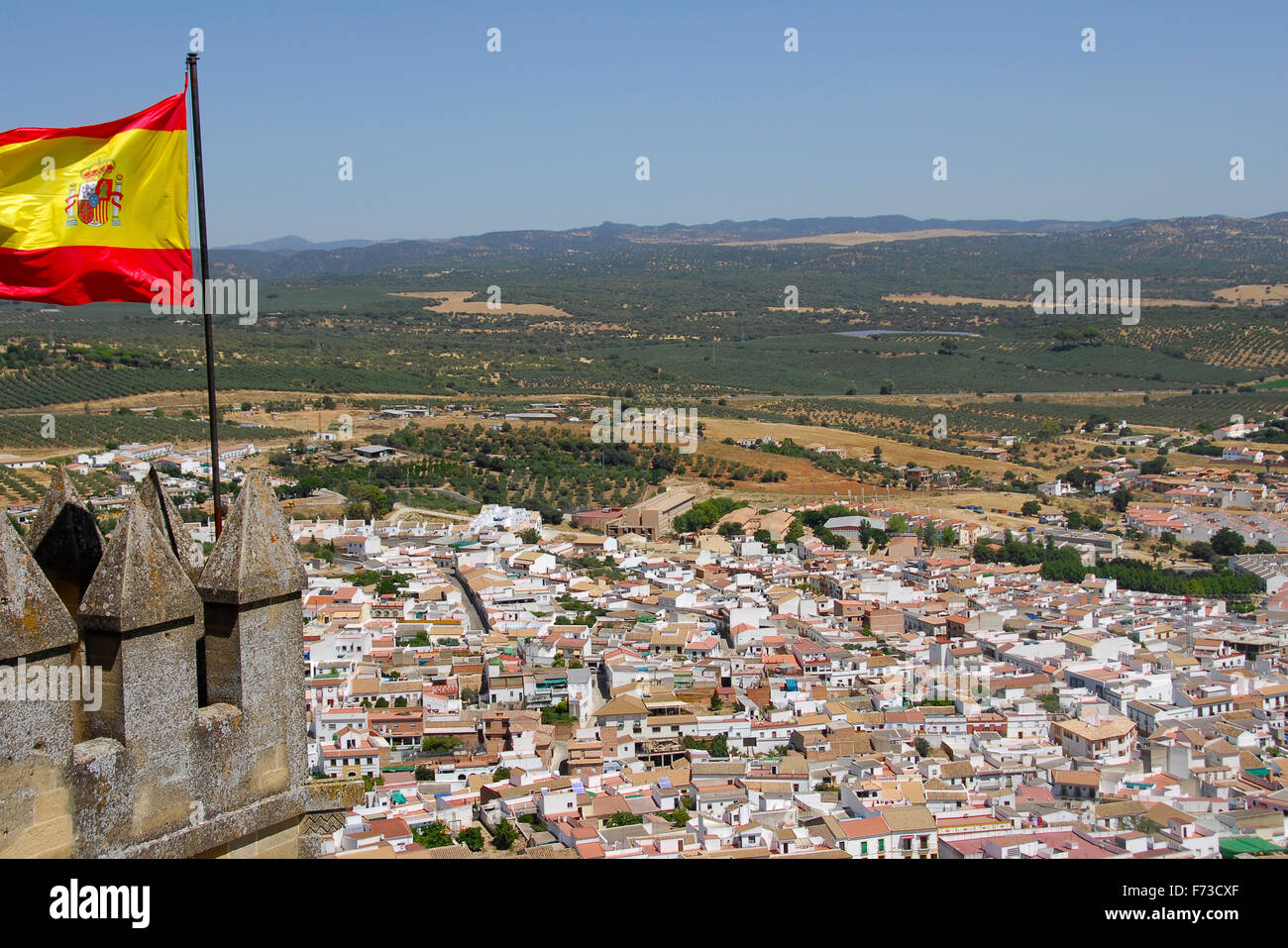 Almodóvar del Río, Córdoba, Andalusien, Spanien Architektur der Burg ist gotischen Mudéjar. Spanische Flagge Stockfoto