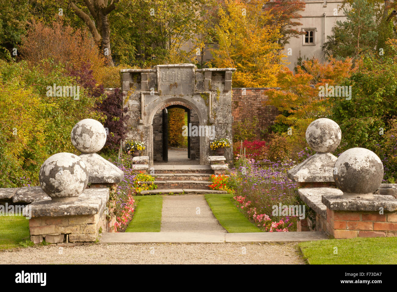 Dromoland Castle Hotel & Country Estate in Co. Clare ist eines der besten 5-Sterne-Schlosshotels in Irland. Der ummauerte Garten Herbstszenen Stockfoto