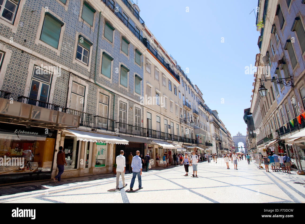 Rua Augusta in Lissabon, die Straße zur Praça do Comercio, voller Geschäfte und Straßencafés Restaurants' - Lissabon, Portugal. Stockfoto